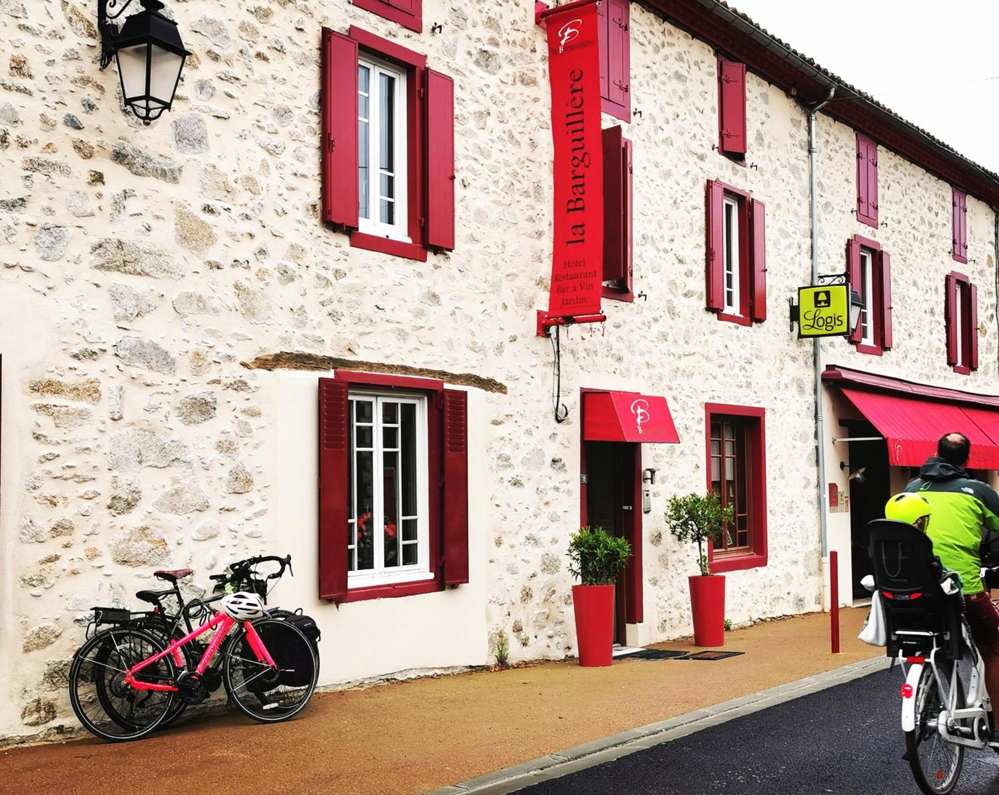 Logis Hotel Restaurant La Barguillere Saint-Pierre-de-Riviere Bagian luar foto